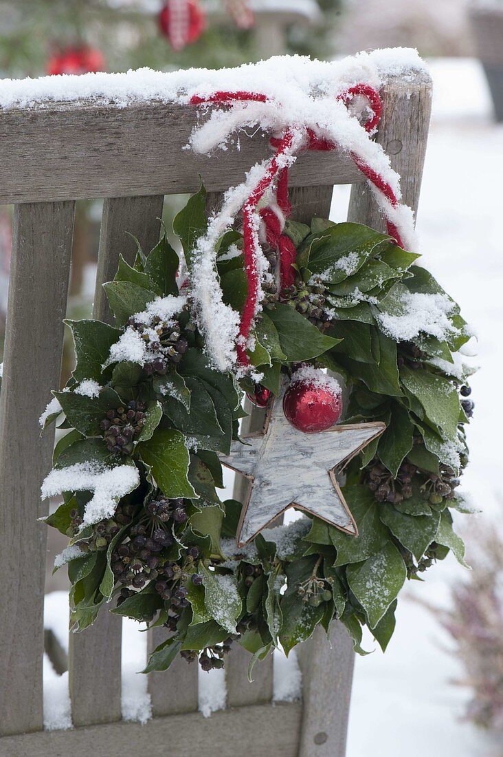 Weihnachtlicher Kranz aus Hedera (Efeu) mit Stern aus Rinde und roter Kugel