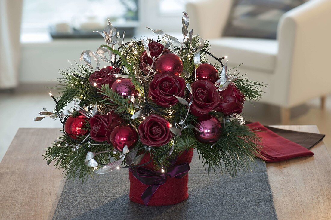 Weihnachtsstrauss mit Lichterkette und gewachsten Rosen