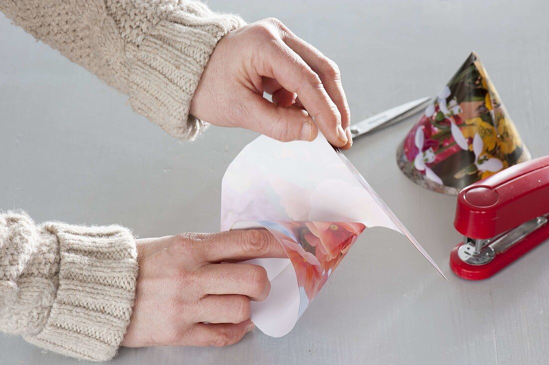 Make your own hyacinth hat from calendar leaves