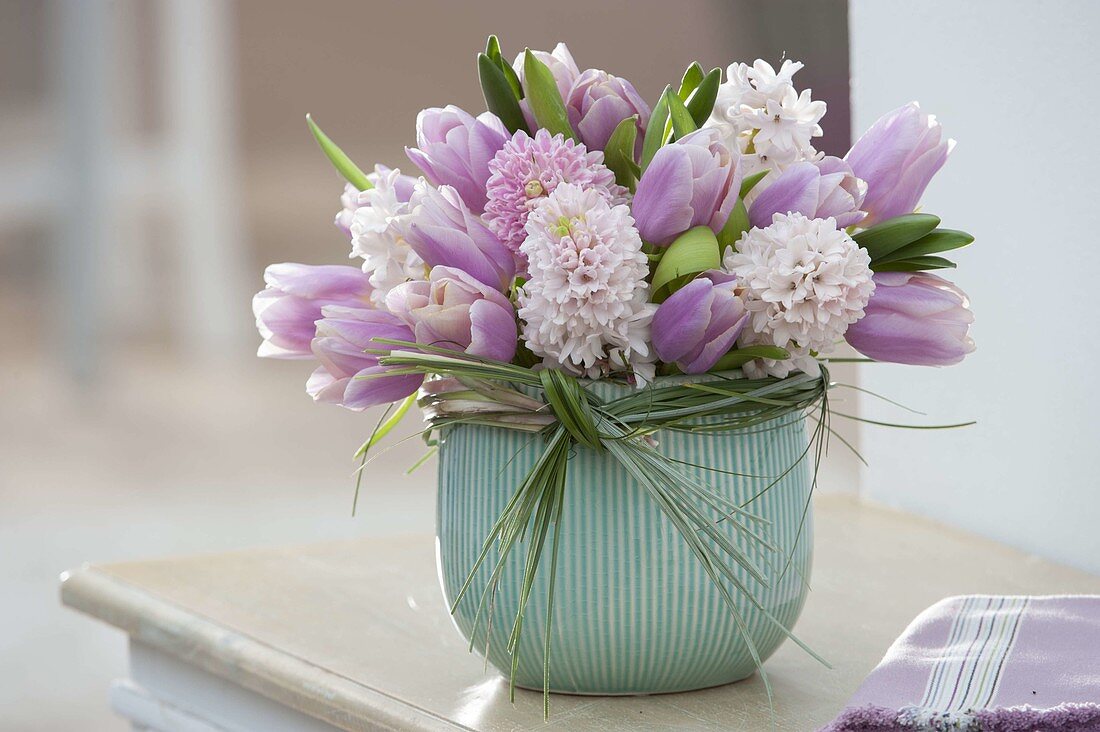 Pastellfarbener Duftstrauß aus Hyacinthus (Hyazinthen) und Tulipa (Tulpen)