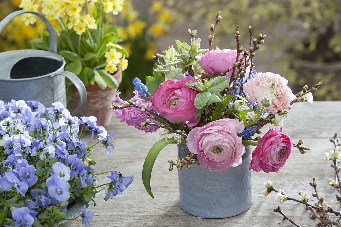 Kleiner Frühlingsstrauss mit Ranunculus (Ranunkeln), Hyacinthus