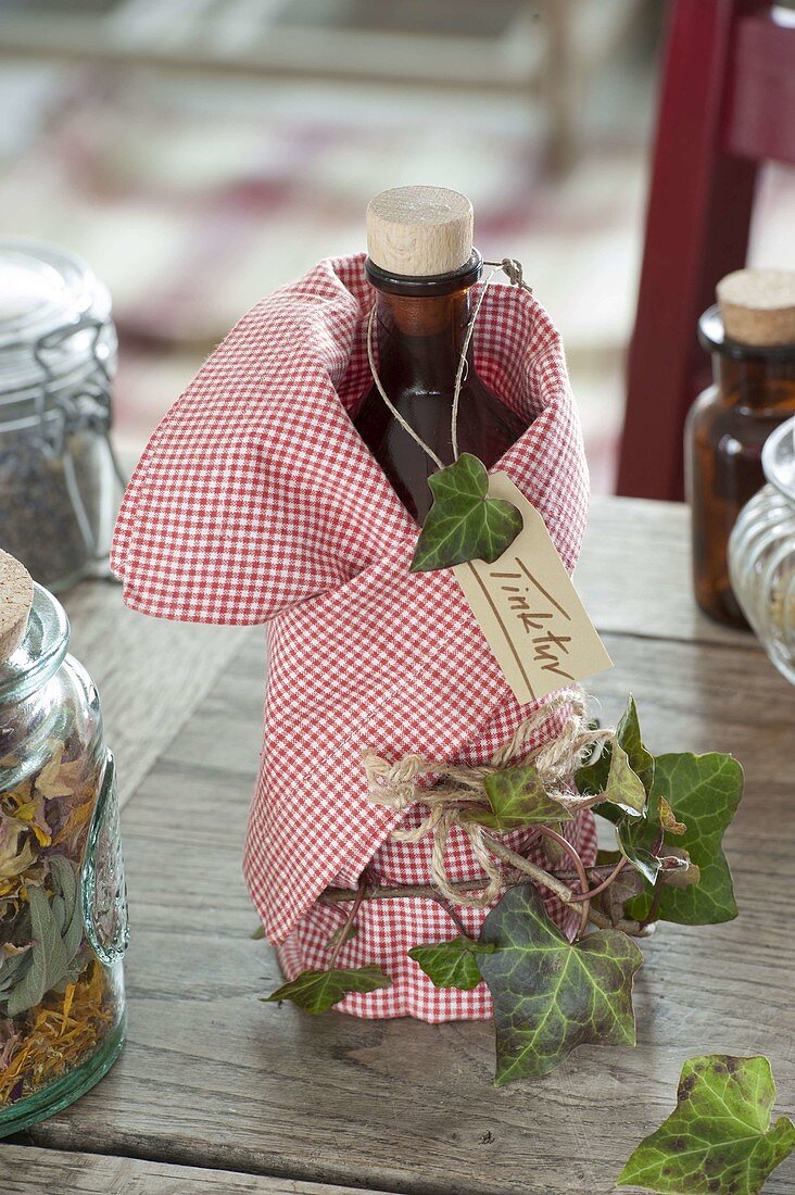 Selbstgemachte Tinktur aus Hedera (Efeu) als Geschenk verpackt