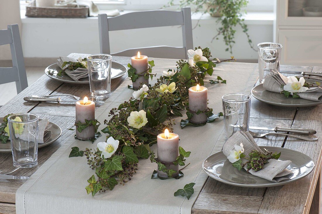 Efeu-Tischdeko mit Kerzen
