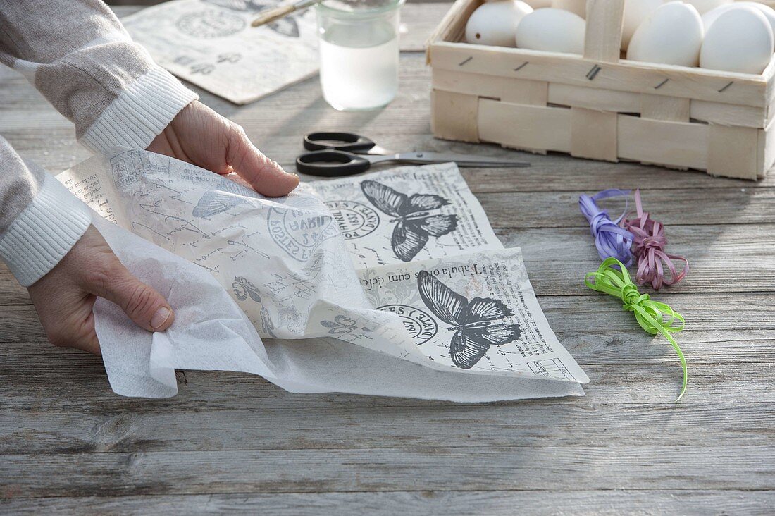 Stick easter eggs with napkin technique