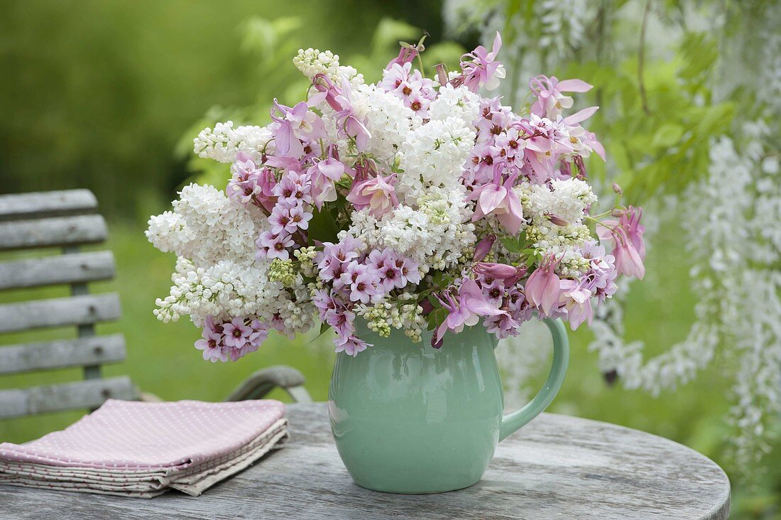 Rosa-weisser Duftstrauss aus Syringa (Flieder), Aquilegia (Akelei)