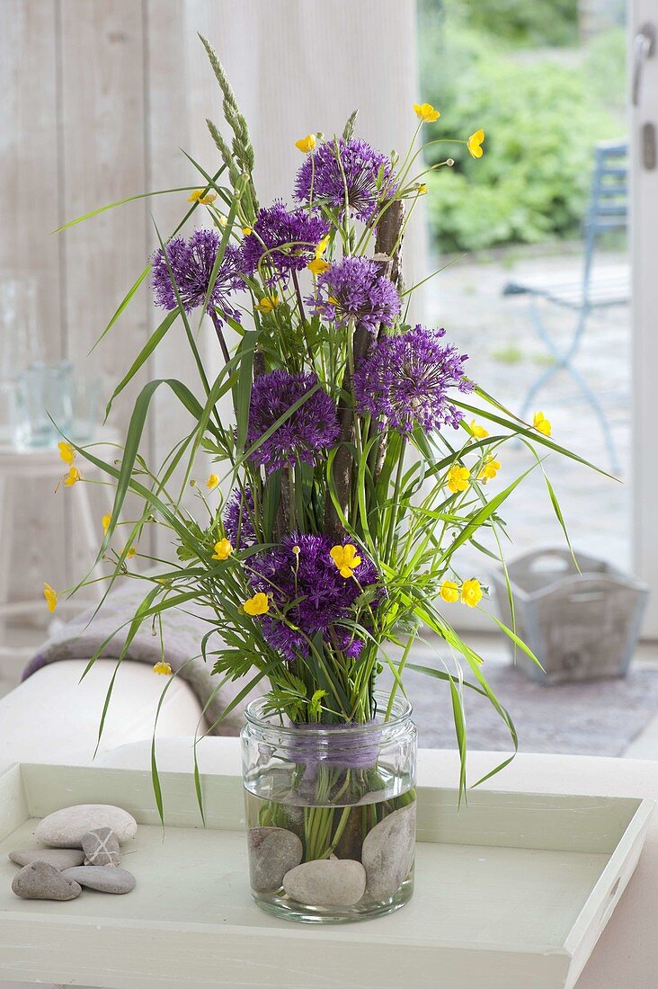 Stehstrauss mit Allium 'Purple Sensation' (Zierlauch), Gräsern