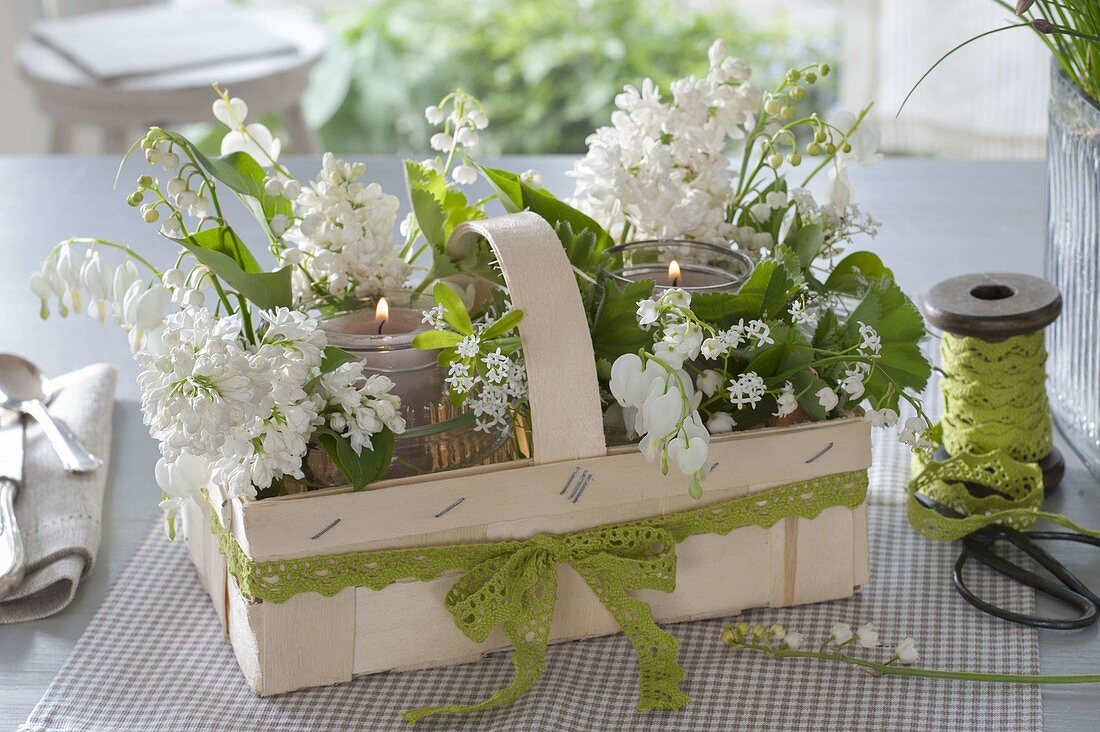 Gift basket: Convallaria majalis (Lily of the Valley), Syringa