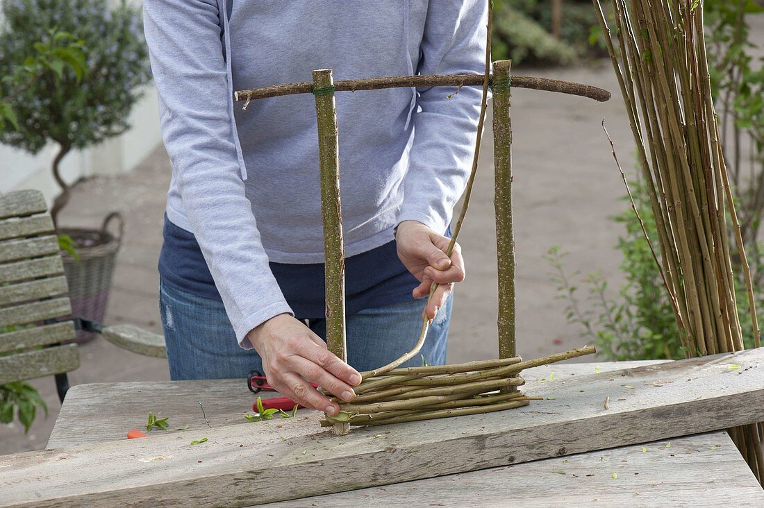 Covering planters with self-made wickerwork elements