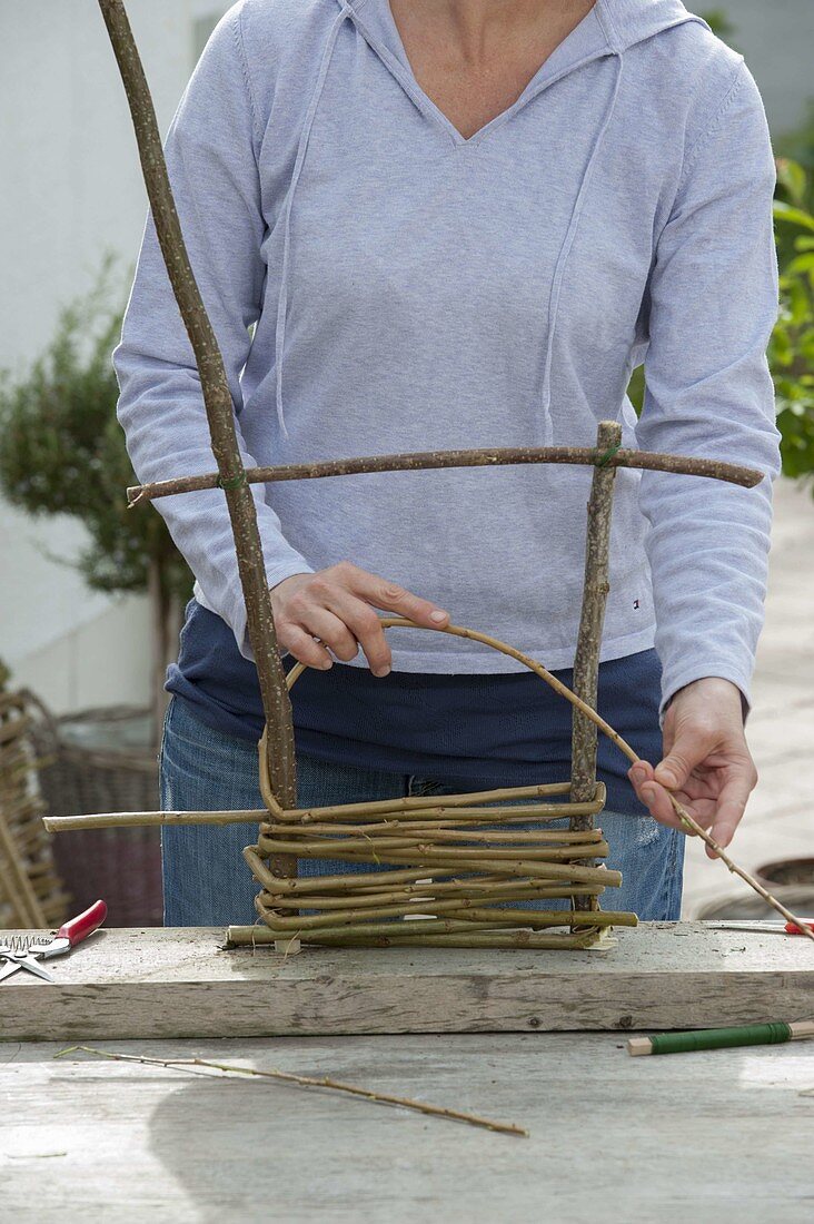 Cladding planters with homemade wickerwork elements