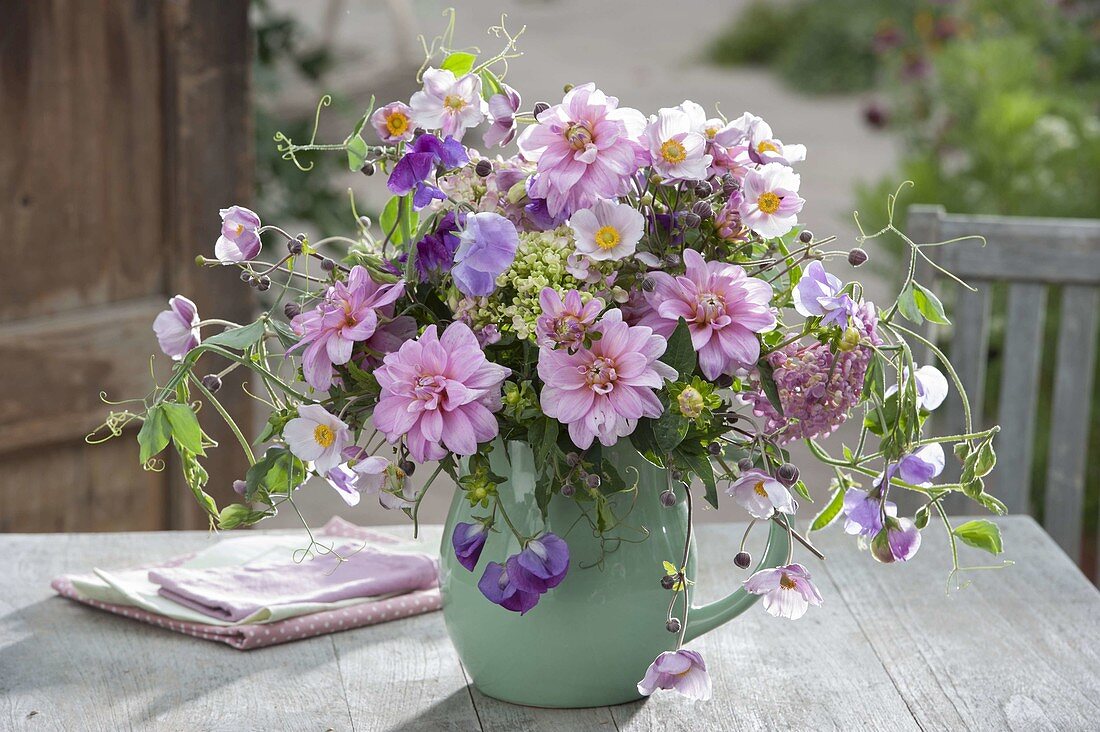 Strauss aus Dahlia (Dahlien), Lathyrus odoratus (Duftwicken), Hydrangea