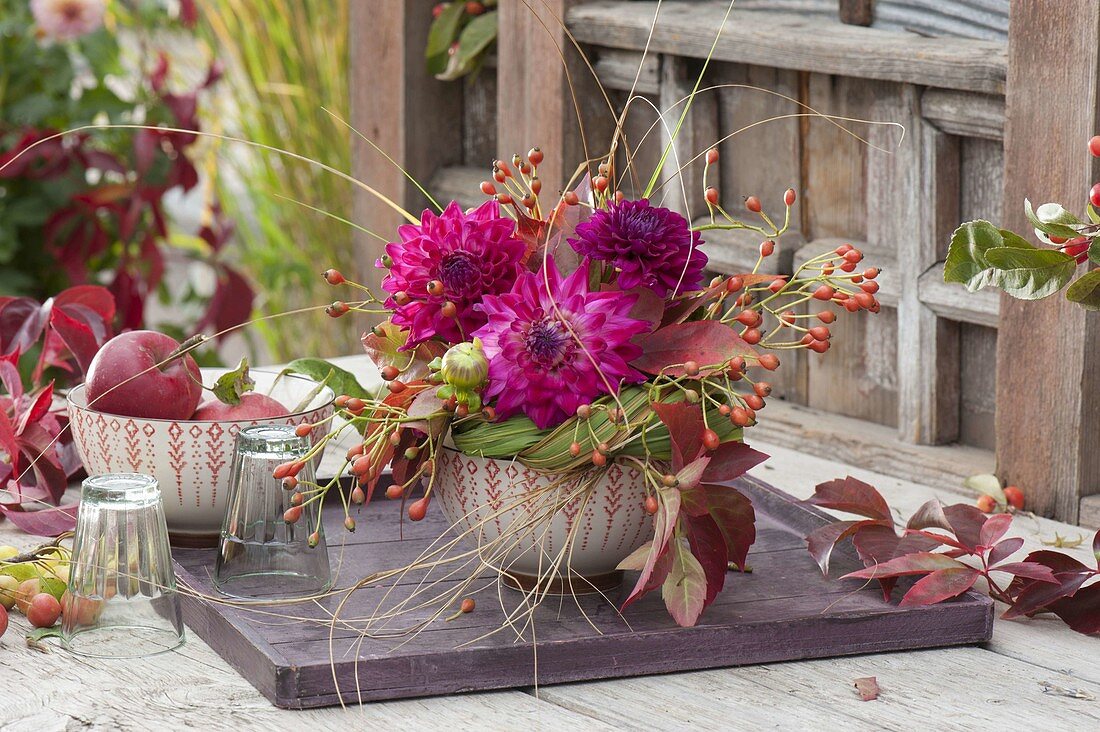 Small bouquet with dahlia, rose (rosehip), leaves