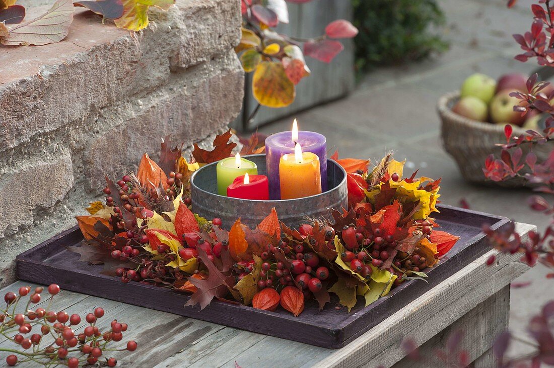 Herbstkranz aus Physalis (Lampions), Rosa (Hagebutten) und Blättern