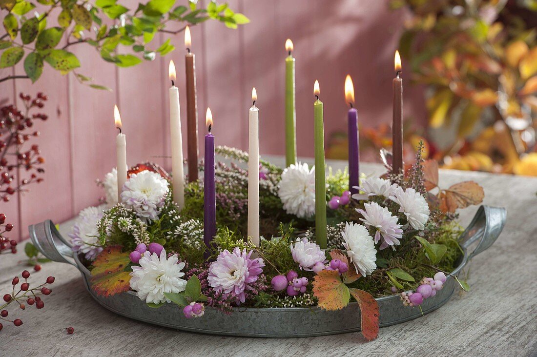 Kranz mit Kerzen auf Zink-Tablett: Chrysanthemum (Herbstchrysanthemen)