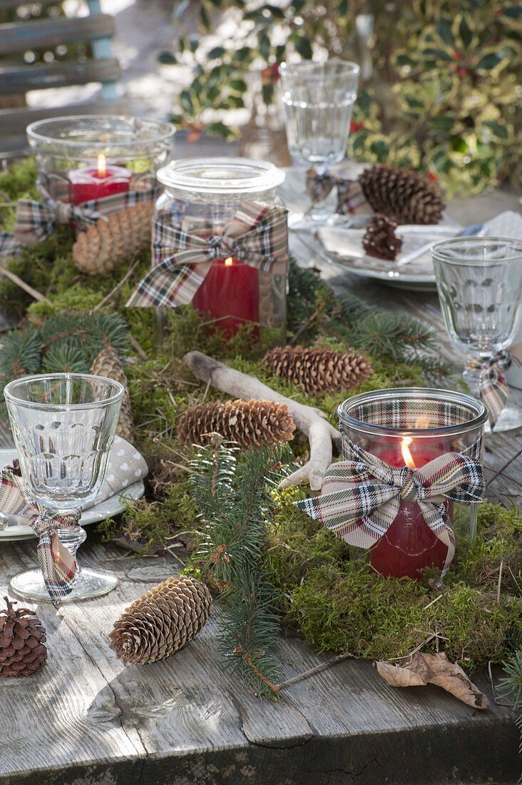 Forest table decoration with moss and cones