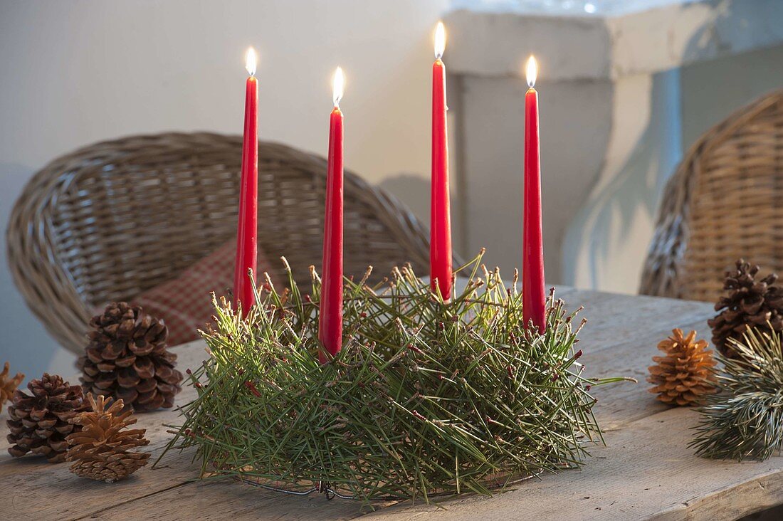 Wiener Adventskranz aus Metallgestell mit Kiefernnadeln und roten Kerzen