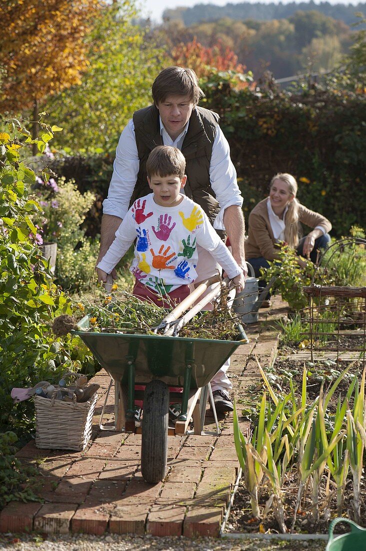 Autumn work with the whole family in the organic garden