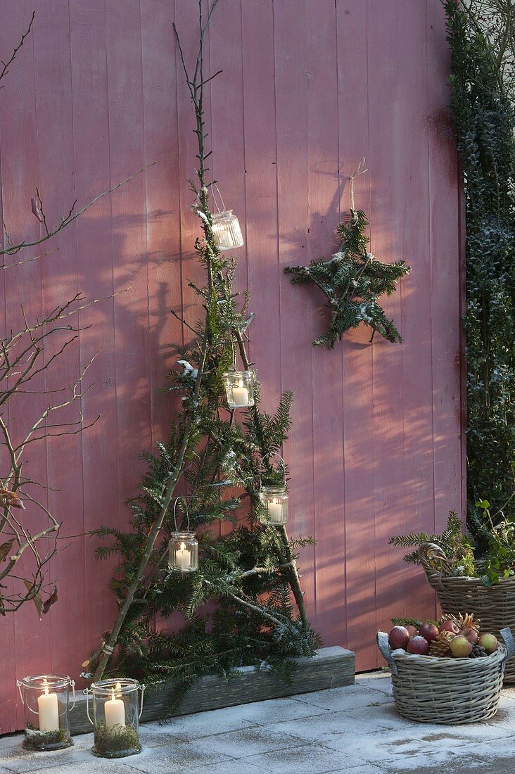 Stilisierter Weihnachtsbaum aus Apfelzweigen