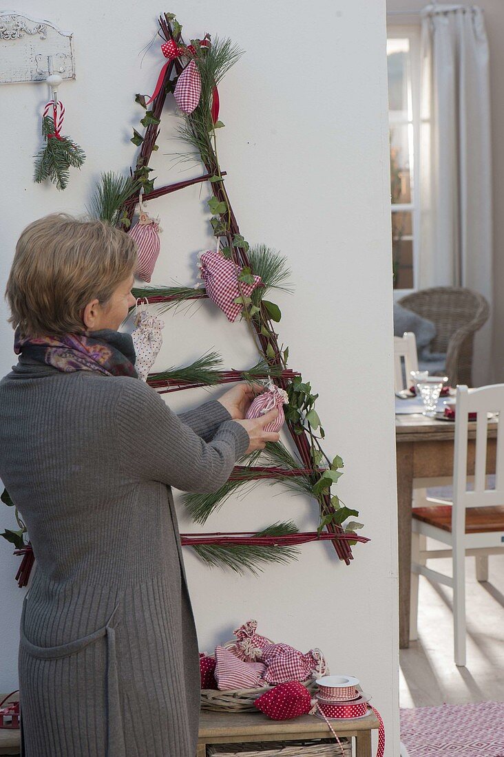 Stilisierter Tannenbaum Hartriegelzweigen als Adventskalender