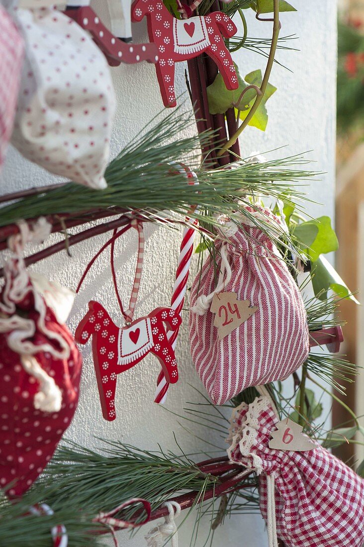 Stilisierter Tannenbaum Hartriegelzweigen als Adventskalender