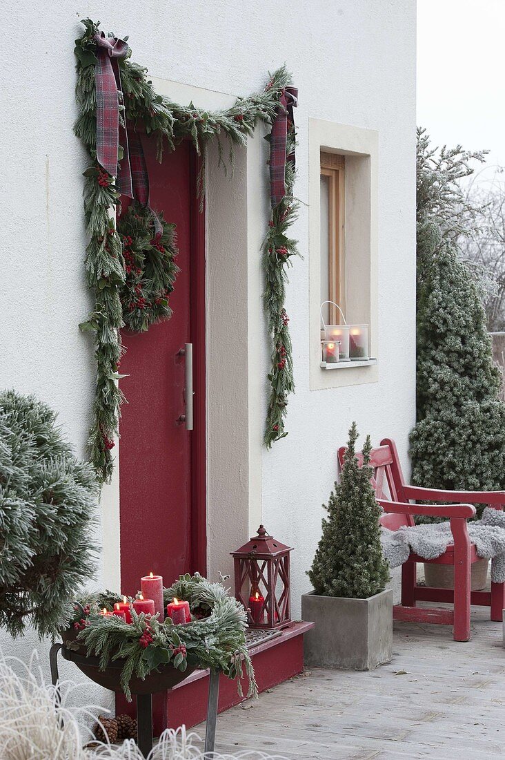 Eingang weihnachtlich dekoriert : … – Bild kaufen – 12189542