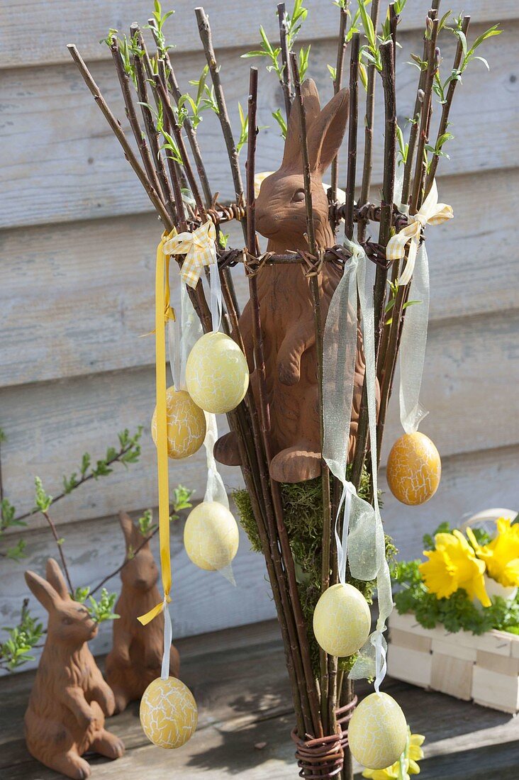 Lebendiges Weiden-Flechtwerk als Osterdeko auf der Terrasse