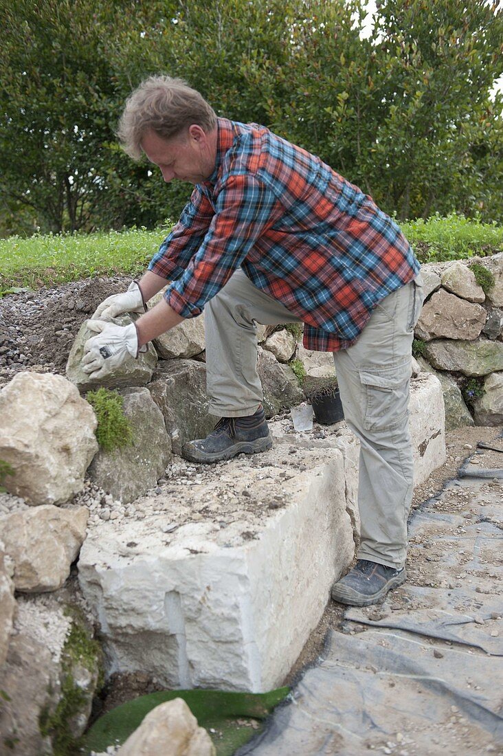 Trockenmauer bauen zur Hangabstuetzung