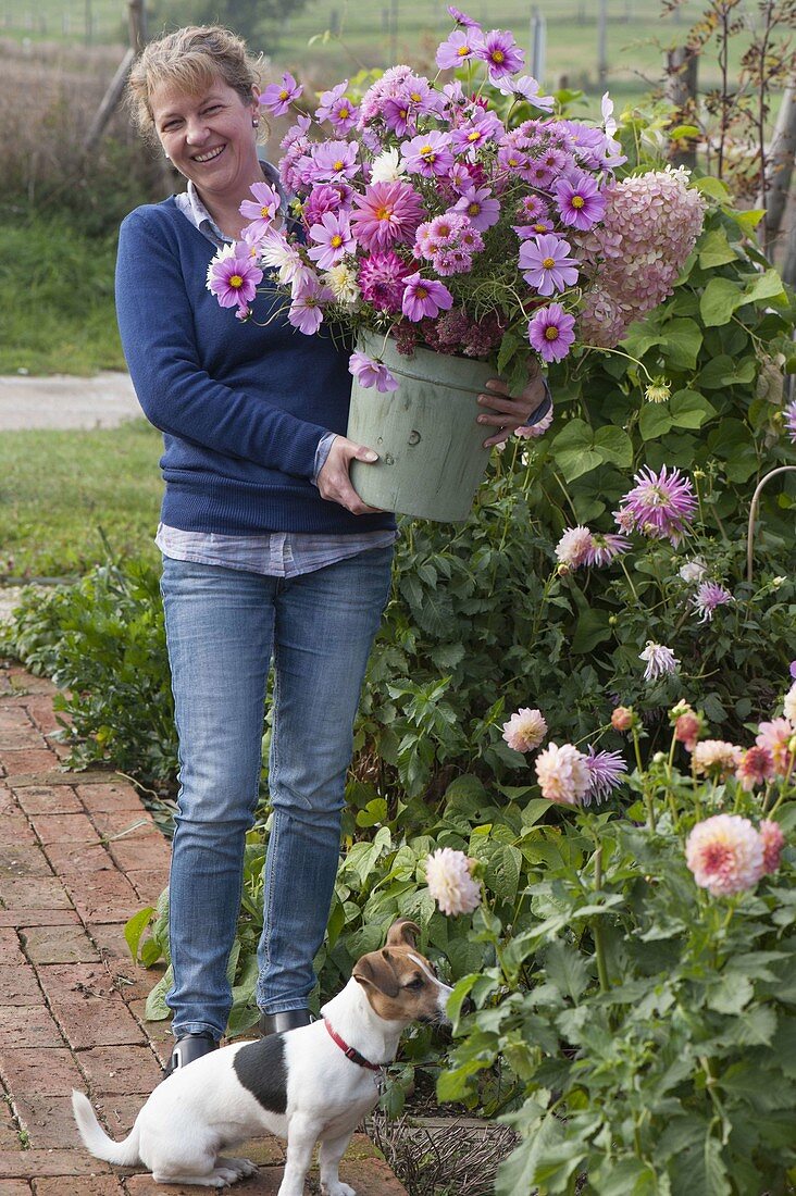 Bouquet of the last dahlias and jewelry baskets