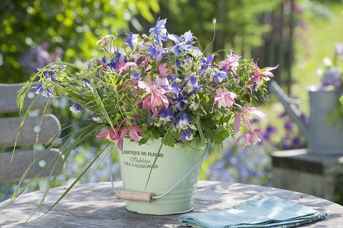 Blau-rosa Strauss aus Aquilegia (Akelei), Vicia (Wilder Wicke) und Gräsern