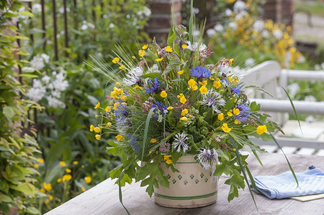 Meadow Bouquet with Ranunculus (Buttercup, Buttercup), Centaurea