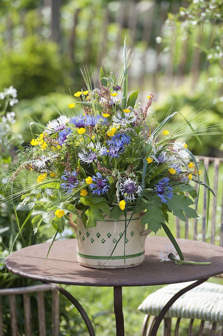 Meadow Bouquet with Ranunculus (Buttercup, Buttercup), Centaurea