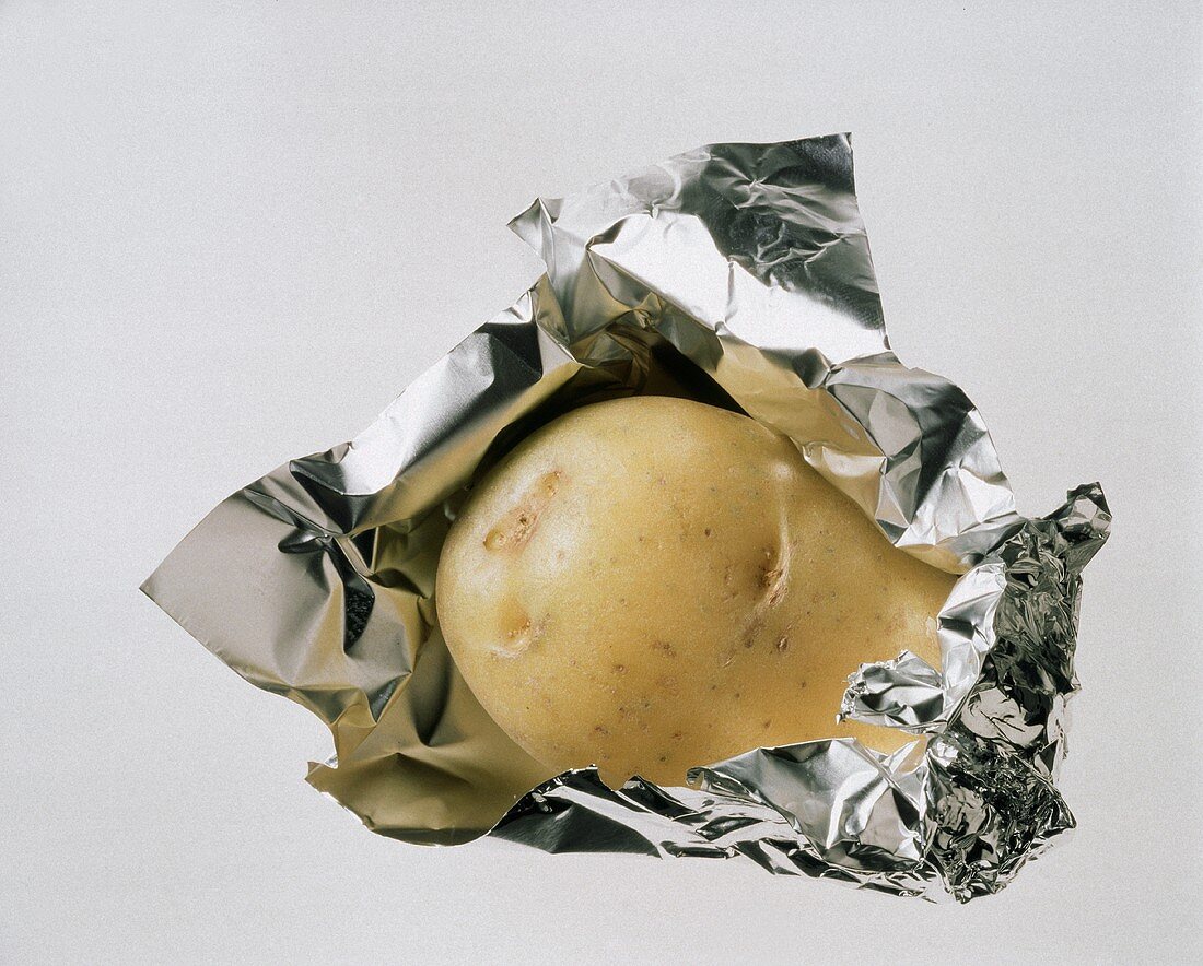 Eine rohe Kartoffel in der Folie