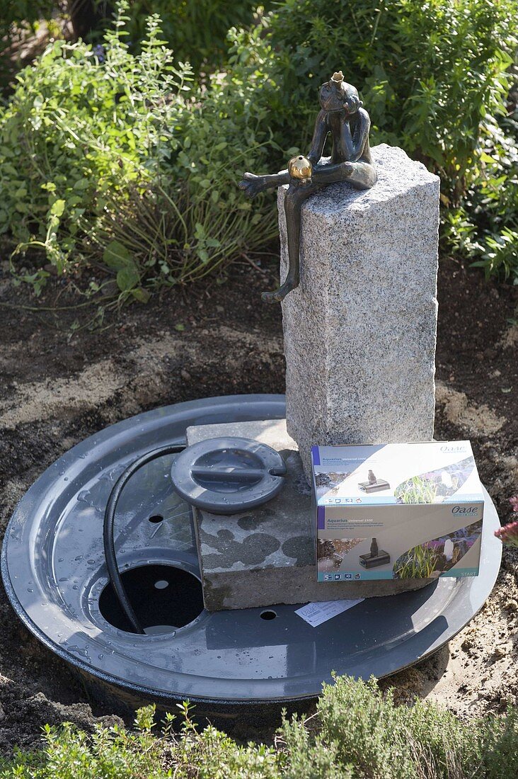 Wasserspiel mit Frosch auf Granit-Säule aufbauen