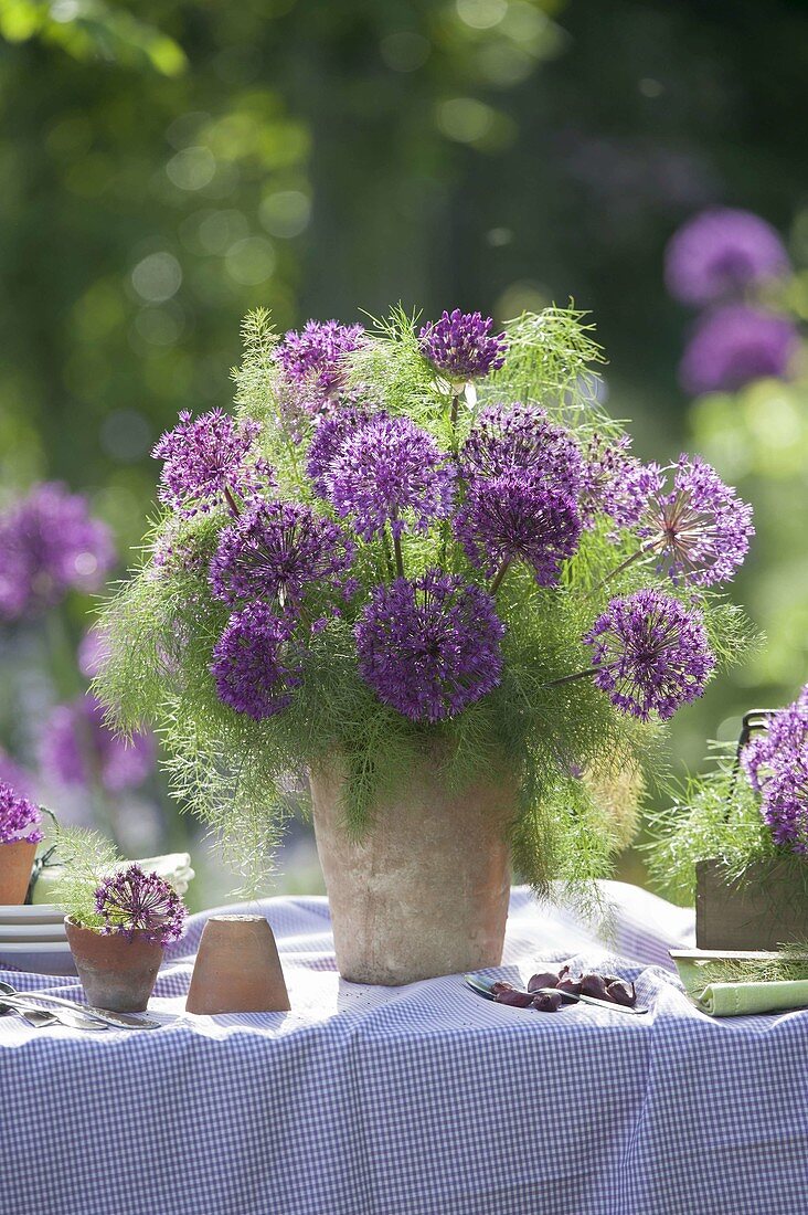 Table decoration of garlic and fennel