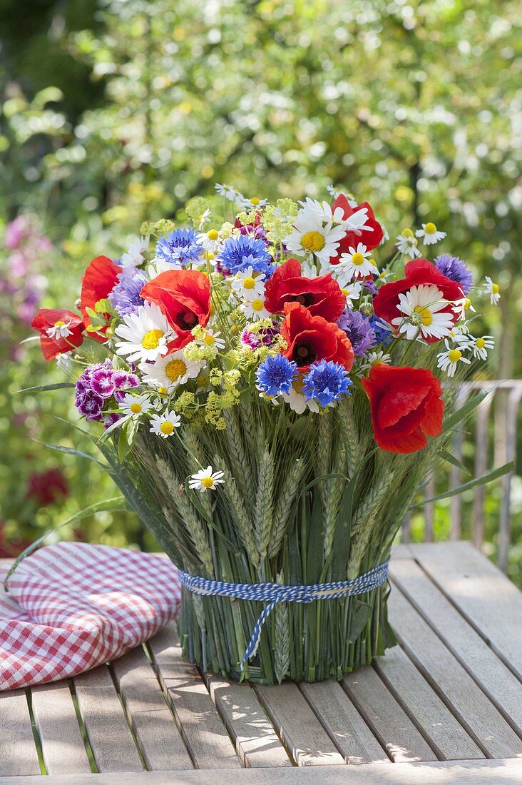 Bouquet in vase with cover of barley (Hordeum), Centaurea