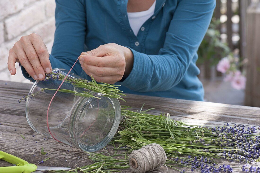 Glas mit Verkleidung aus Lavendel