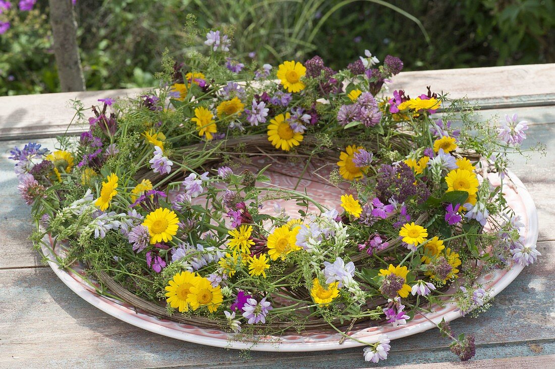 Wiesenkranz aus Galega (Geissraute), Anthemis (Färberkamille