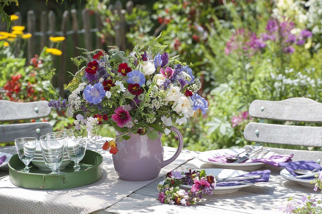 Bauerngarten-Strauss aus Rosa (Rosen), Malva (Malven), Scabiosa