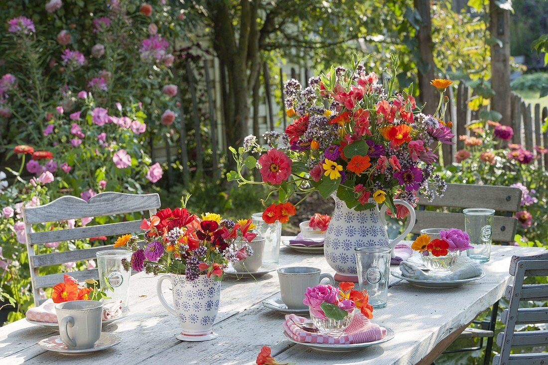Bunte Sommer-Blüten-Tischdeko