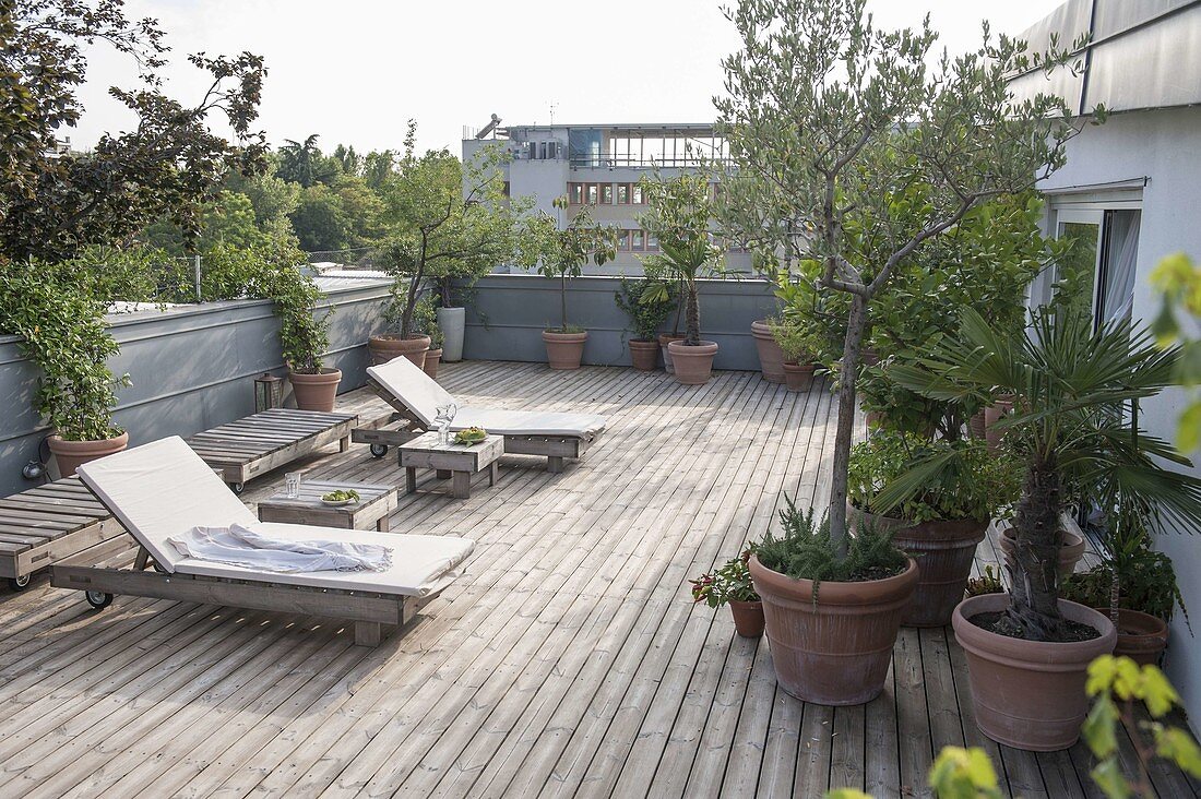 Mediterrane Dachterrasse mit Holzdeck