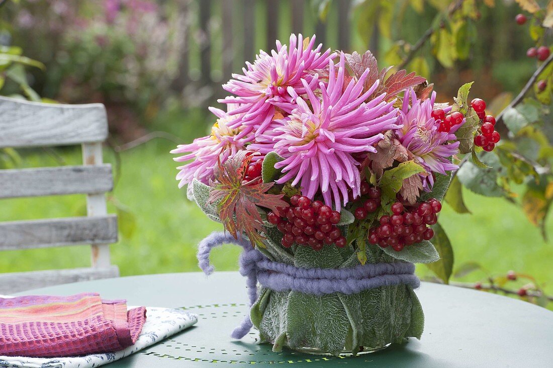 Kleiner Strauss aus Dahlia 'Pink Monk' (Kaktusdahlie), roten Beeren