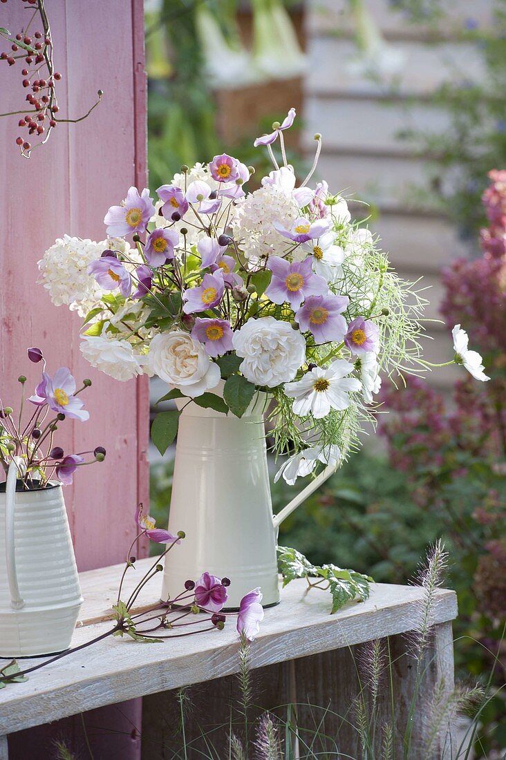 Rosa-weisser Strauss aus Anemone hupehensis (Herbstanemone), Cosmos