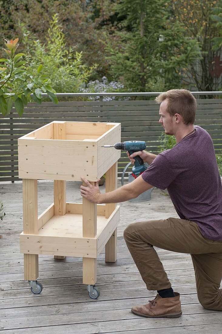 Build rollable raised bed on balcony yourself and plant with herbs