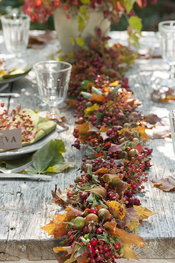 Girlande aus Hagebutten und Herbstlaub