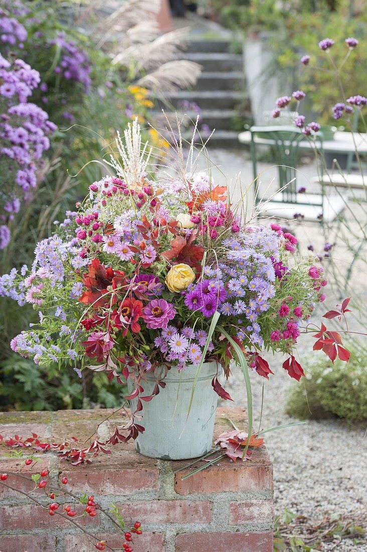 Üppiger Strauss aus Aster (Herbstastern), Zinnia (Zinnien), Rosa (Rosen)