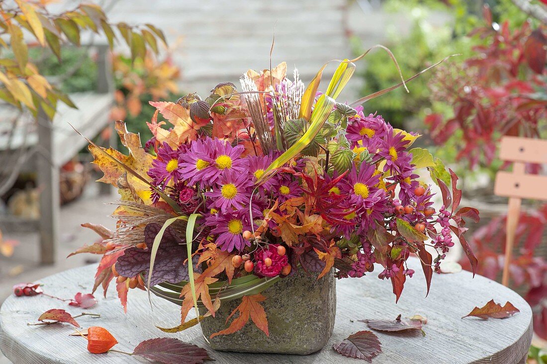 Üppiger Herbststrauss mit Chrysanthemen