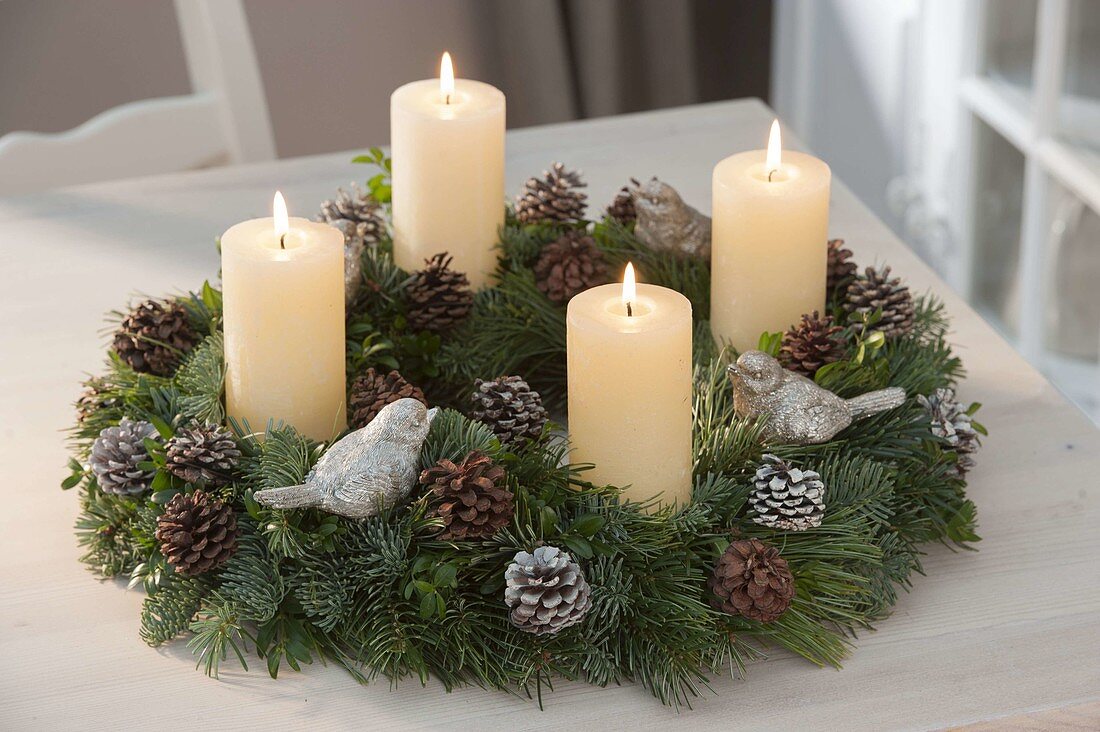 Natürlicher Adventskranz aus Abies (Tanne) und Buxus (Buchs)