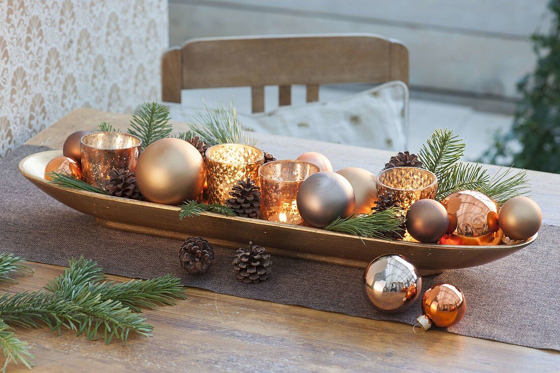 Oblong bowl with copper-brown tree balls, copper-coloured