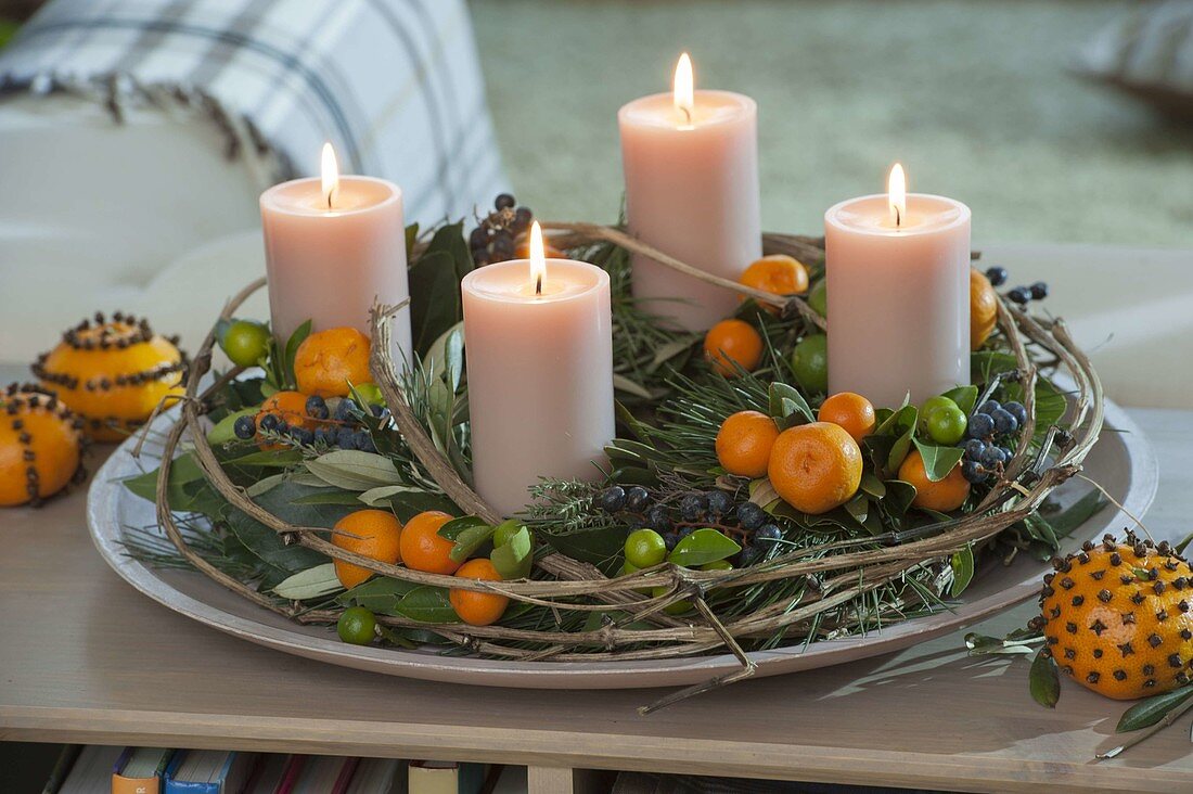 Mediterraner Adventskranz mit Früchten von Calamondin-Orangen