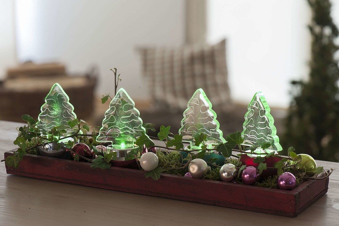 Weihnachtliche Wald-Dekoration mit farbigen LED-Bäumchen