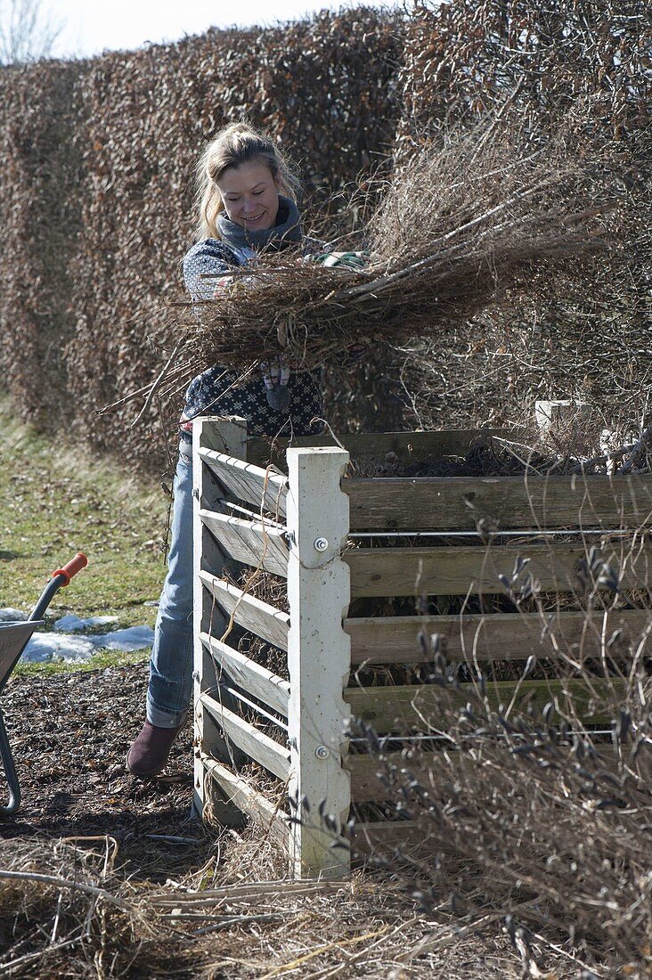 Frau macht Frühjahrsputz im Garten